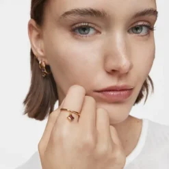 Anillo pequeño con baño de oro 18 kt sobre plata y detalle rodolita Basic Colors^TOUS New