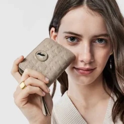 Monedero Mediano Sherton de Piel en color Topo^TOUS New